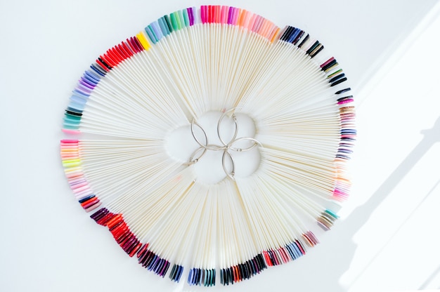 Kolekcja kolorowych nici ułożonych w wachlarz